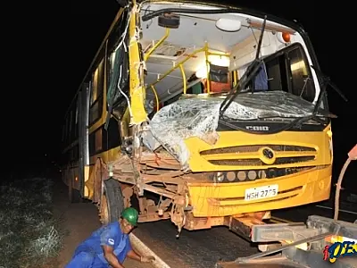 Ônibus se envolve em acidente em Chapadão do Sul