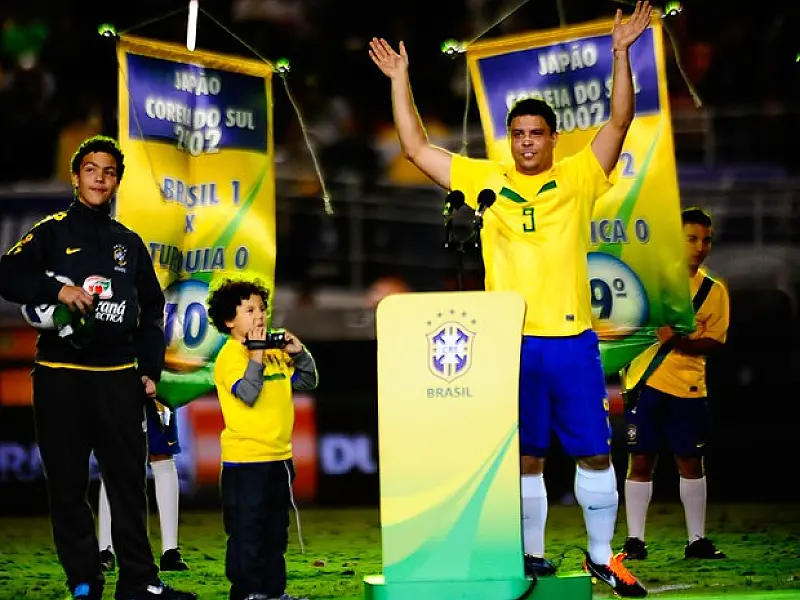 Torcida faz festa para Ronaldo, mas vaia vitória magra do Brasil