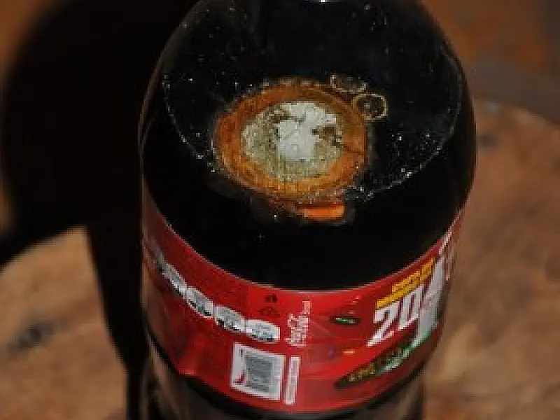 Aposentada encontra corpo estranho em garrafa de refrigerante