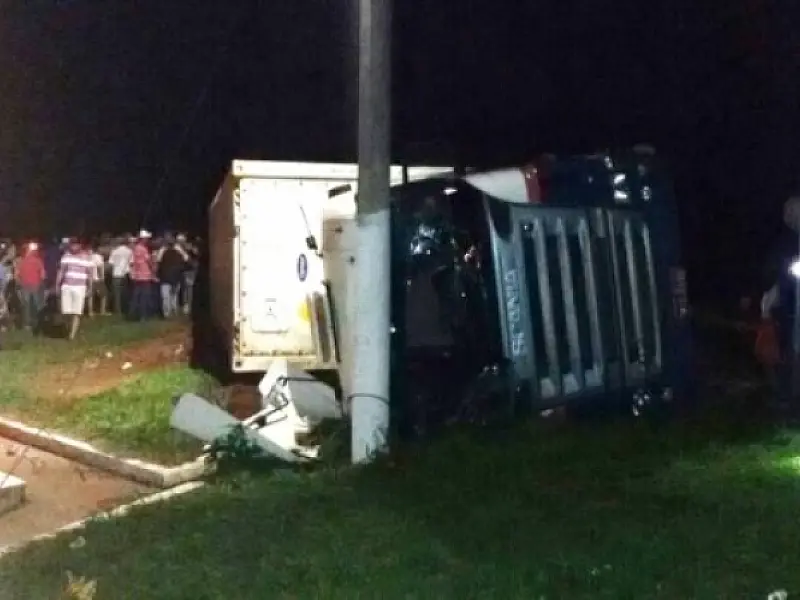 Carreta carregada com frango tomba em Casa Verde
