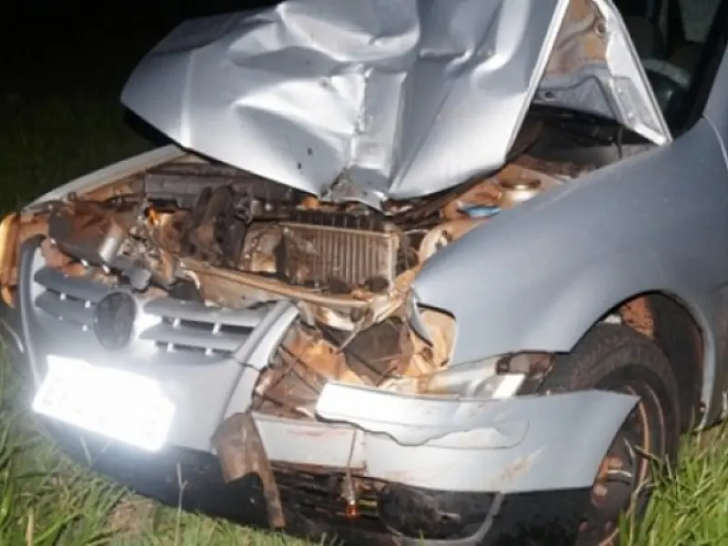 Gol colide na traseira de carreta em Bataguassu