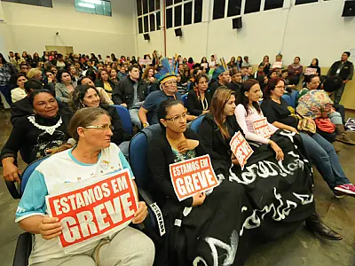 Educadores completam 17 dias em greve em Dourados