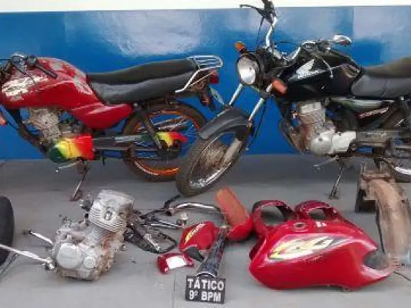 PM apreende motos em desmanche na Vila Marli