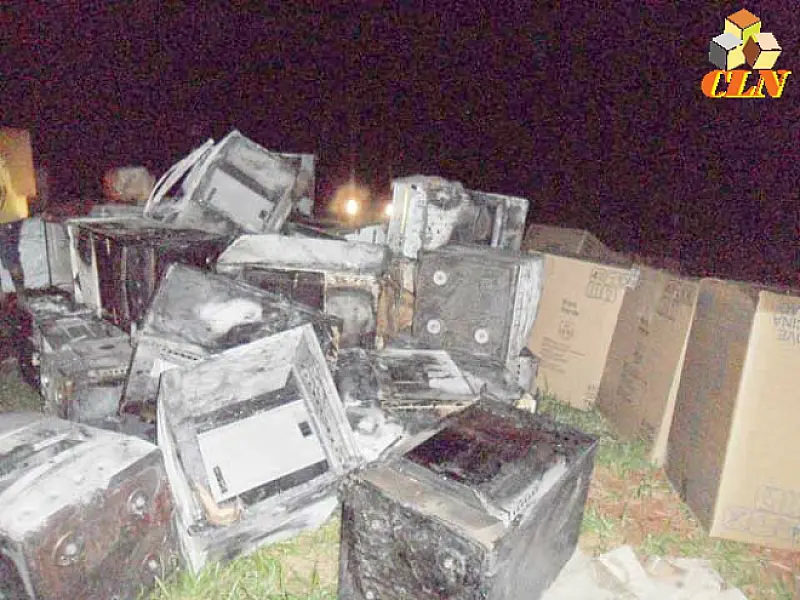 Carreta de fábrica de móveis pega fogo na BR-158