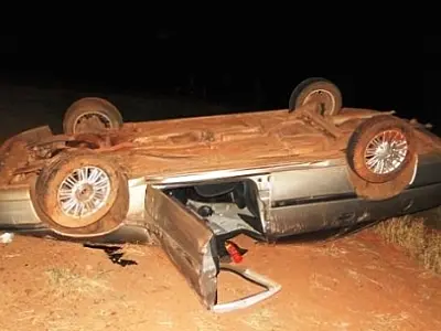Motociclista com farol apagado provoca capotamento