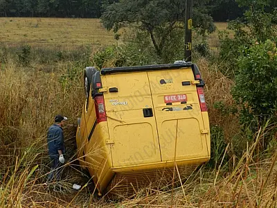 Motorista de van perde o controle e veículo capota na BR-262