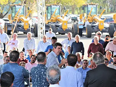 Governador entrega maquinários a 19 cidades para recuperar estradas e ajudar homem do campo