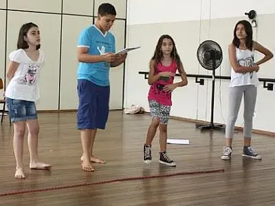 Espetáculo “O Fantástico Mistério de Feiurinha” encerra oficina teatral