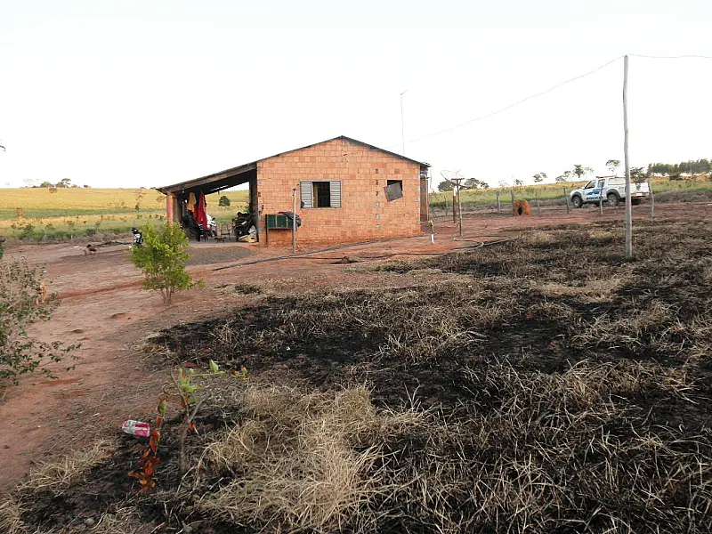 PMA autua assentada por provocar incêndio em área de pastagem