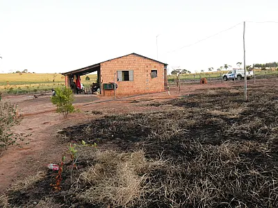 PMA autua assentada por provocar incêndio em área de pastagem