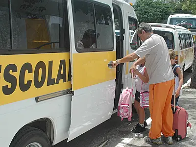 Pais devem ficar atentos ao contratar transporte escolar para os filhos, alerta Detran