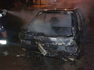 Veículo fica destruído por incêndio em Avenida de Coxim