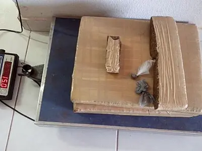 Adolescente é apreendida com droga na mala