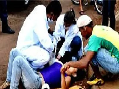 Pneu de caminhão estoura e fere ciclista