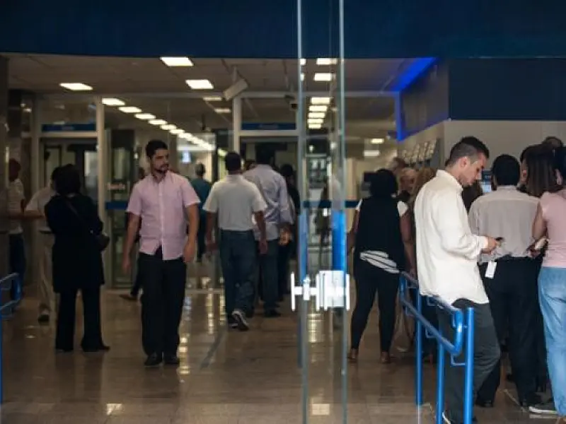 Bancários param e consumidores devem procurar alternativas para pagar contas