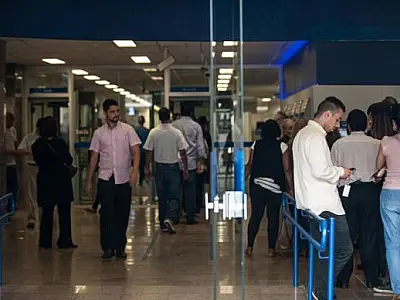 Bancários param e consumidores devem procurar alternativas para pagar contas