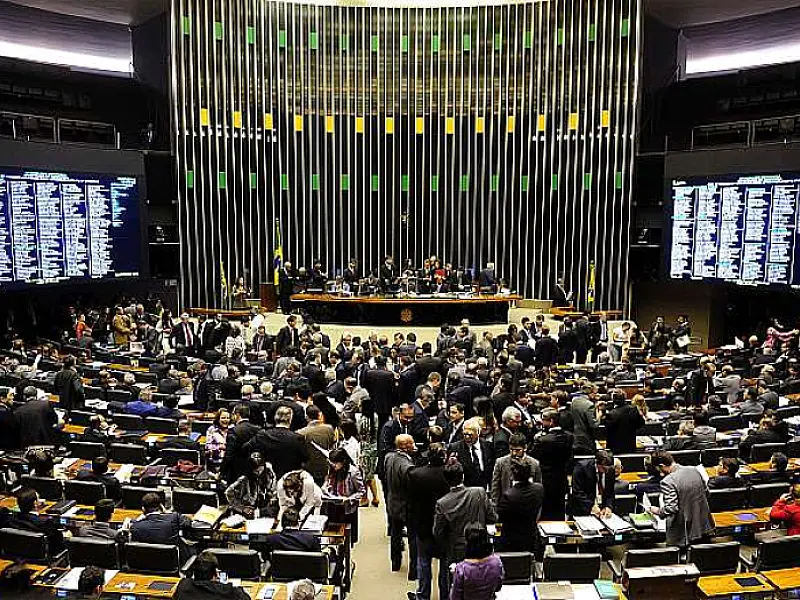 Projeto que regulamenta teto do funcionalismo público tem votação retomada na Câmara