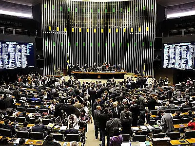 Projeto que regulamenta teto do funcionalismo público tem votação retomada na Câmara