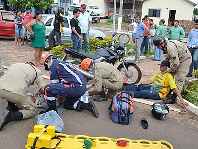 Mototaxista e passageira ficam feridos em colisão com carro em Coxim