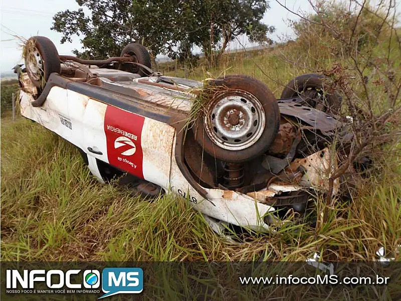 Motorista com veículo da Enersul perde o controle e capota na BR-060