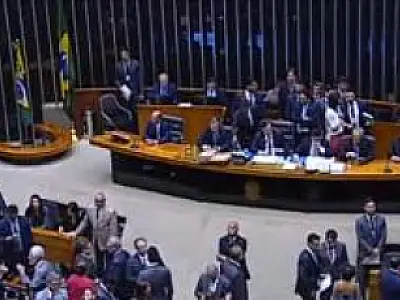 Deputados da oposição desafiam governistas a alcançar quórum para votar denúncia