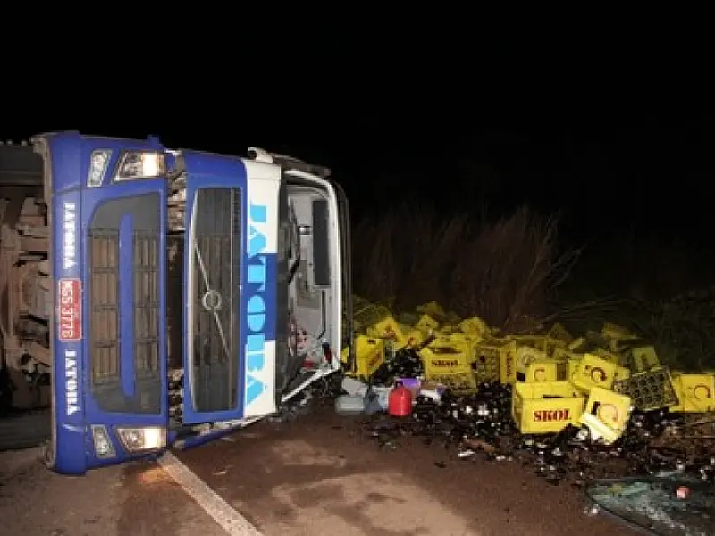 Carreta com carga de cerveja tomba na BR-163