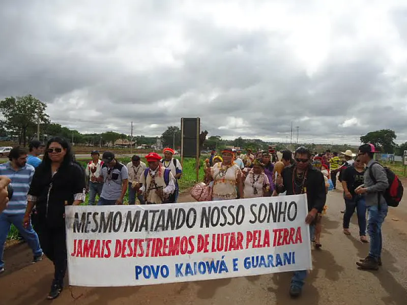 Caciques fazem marcha por demarcação; PRF fecha 463