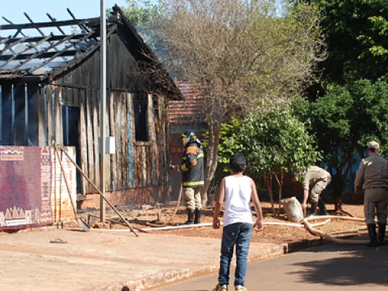 Incêndio destrói residência em Fátima do Sul