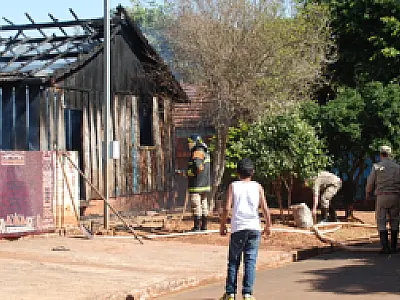 Incêndio destrói residência em Fátima do Sul