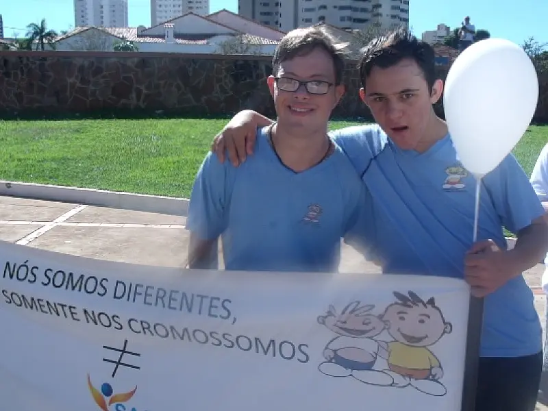 Portadores de Síndrome de Down realizam passeata no centro de Campo Grande