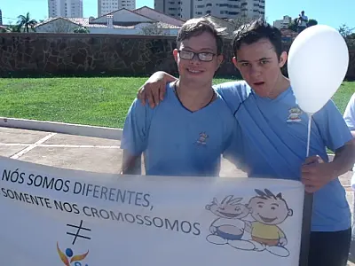 Portadores de Síndrome de Down realizam passeata no centro de Campo Grande