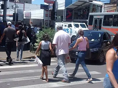 Pedestres devem obedecer semáforo e sinalizar intenção de travessia
