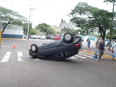 Carro capota após motorista furar sinal vermelho