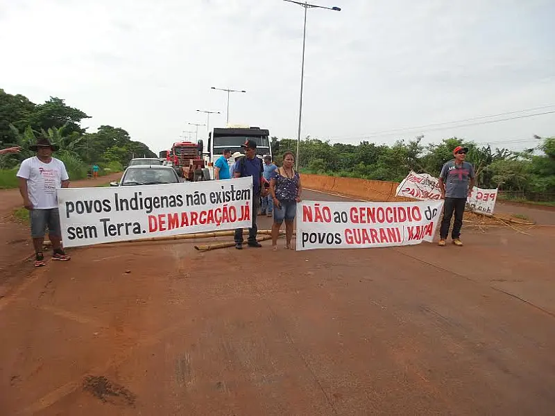Índios trancam a MS-156 contra a PEC da demarcação e genocídio