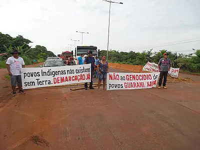Índios trancam a MS-156 contra a PEC da demarcação e genocídio
