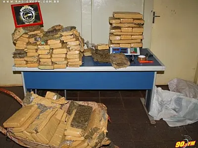 PRF apreende mais de 300 quilos de maconha em Ribas do Rio Pardo
