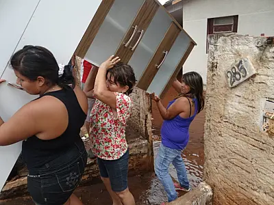 Fortes chuvas alagam casas em Dourados; prefeitura realiza multirão no local