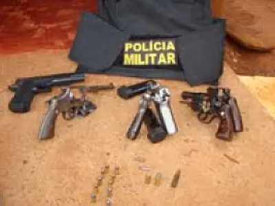 PM vai atender tiroteio e encontra várias armas em Dourados