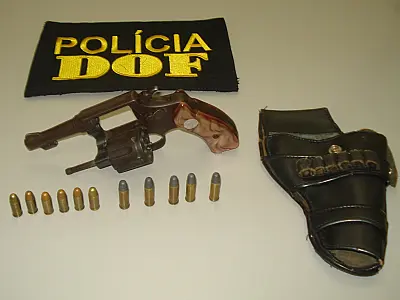 Polícia prende homem com arma de fogo