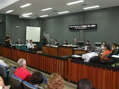 Segurando terço na mão, réu não convence mãe de jovem morta em racha em 2010