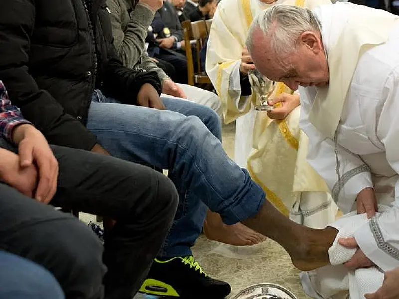 Papa lava pés de detentos em cerimônia em prisão de Roma