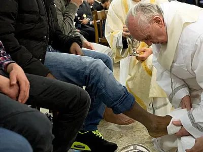Papa lava pés de detentos em cerimônia em prisão de Roma