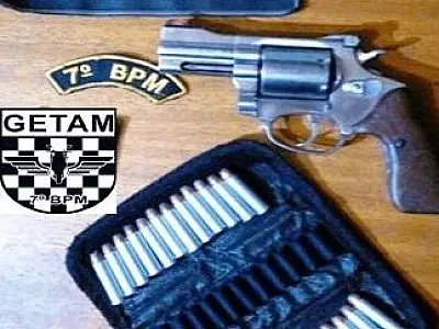 Homem é flagrado por policiais portando arma de fogo