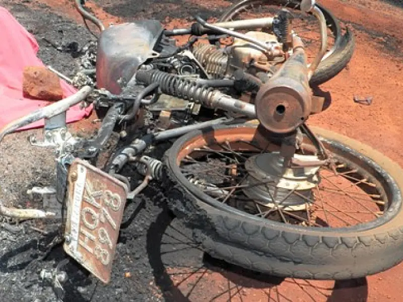 Condutor morre carbonizado em colisão entre duas motos em Itaporã