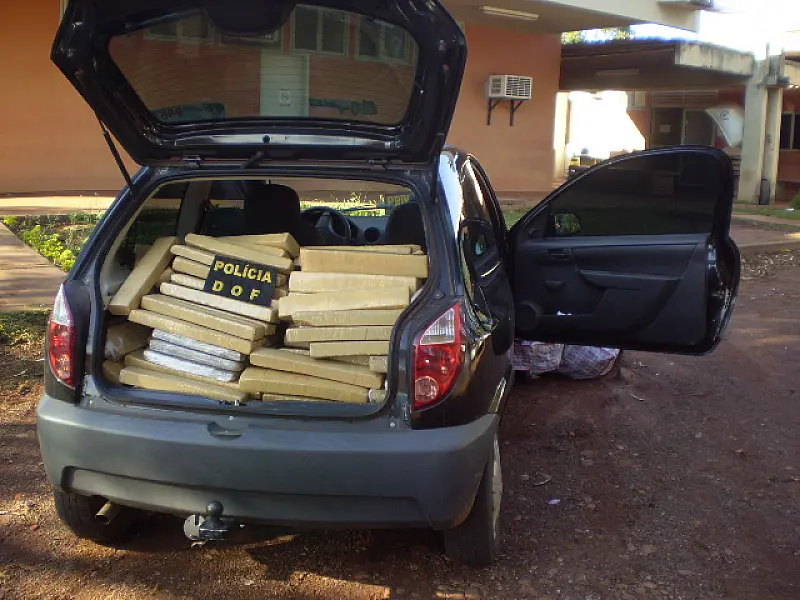 Polícia encontra 221 tabletes de maconha dentro de veículo