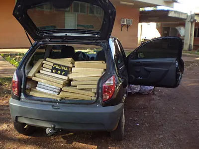 Polícia encontra 221 tabletes de maconha dentro de veículo