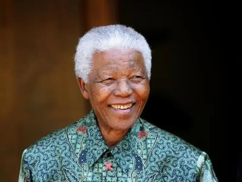 Ex-presidente Nelson Mandela segue em estado estável, mas crítico