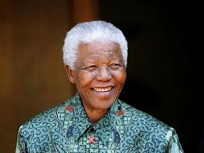 Ex-presidente Nelson Mandela segue em estado estável, mas crítico