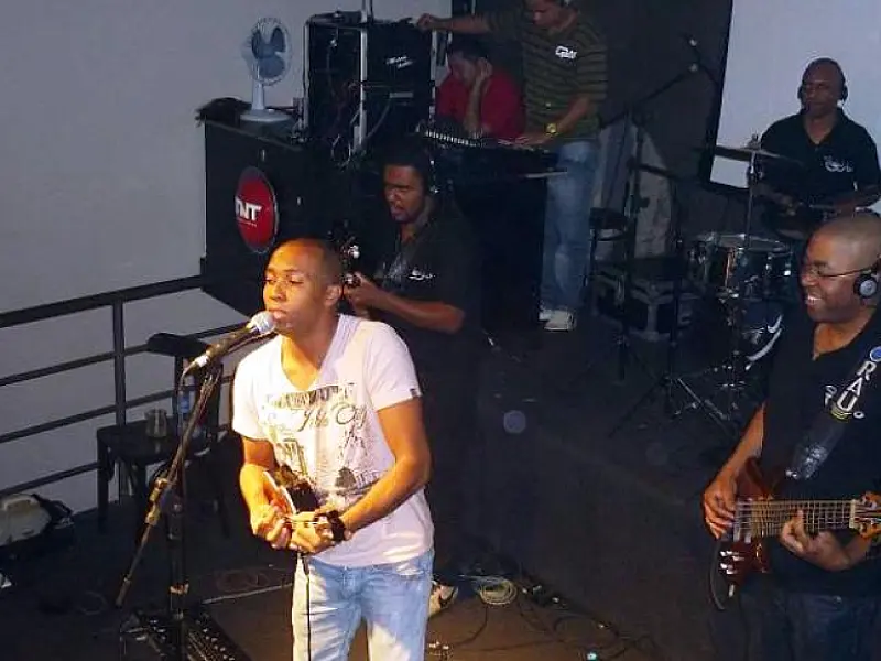 Salgadinho anima a noite de carnaval em Ladário