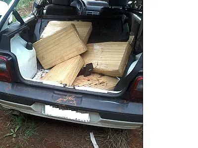 Veículo carregado com maconha capota ao tentar empreender fuga